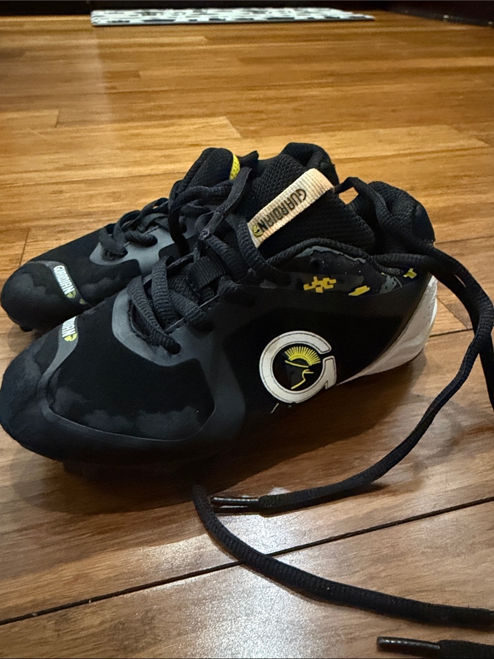 BLAZE YOUTH LOW TOP RUBBER MOLDED BASEBALL AND SOFTBALL CLEATS  12US